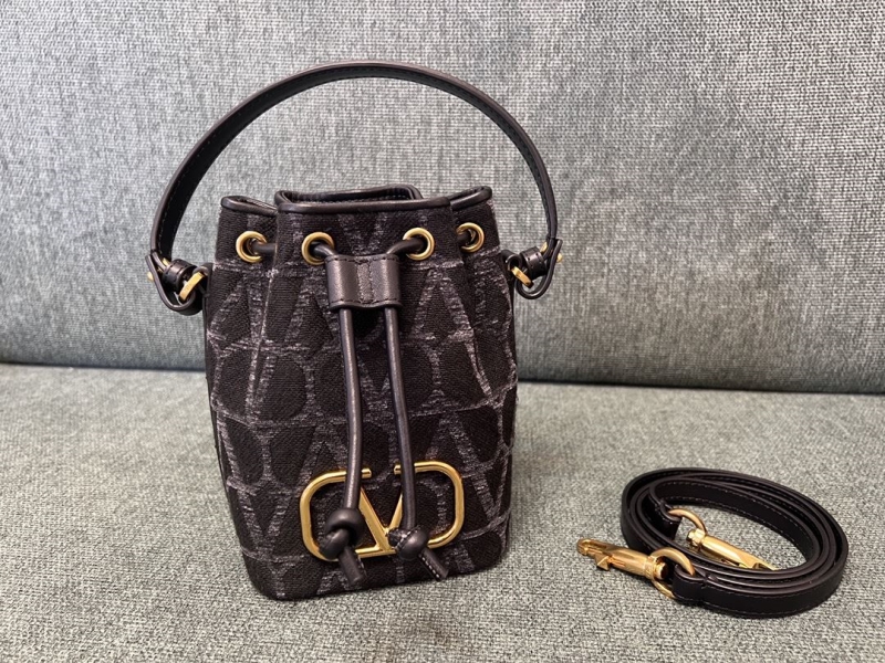 Va1e*ntin0 bucket bag